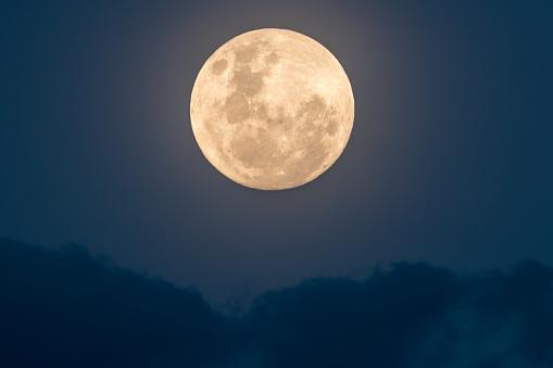 A observação da superlua azul não será tão aparente a olho nu, por isso, pode ser melhor observada por meio de binóculos e telescópios.