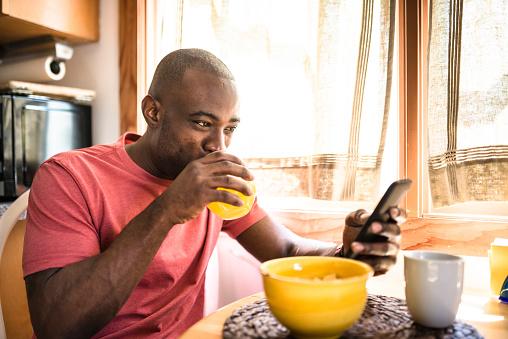 Utilizar aplicativos de terceiro não é recomendado quando falamos em como ver as solicitações enviadas no Instagram. (Fonte: GettyImages)