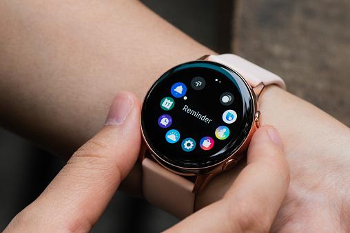 Opte por um smartwatch que seja compatível com seus outros gadgets