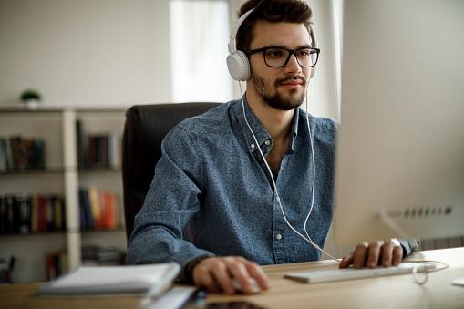 Há grande polêmica em torno do uso do Chat GPT em diversos contextos, sobretudo nos termos das leis. (Getty Images/Reprodução)