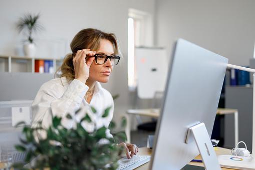 Para se usar o Chat GPT, basta fazer login com um endereço de e-mail e senha. (Getty Images/Reprodução)