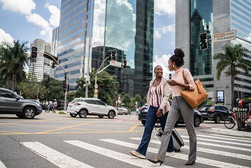 O ato de circular e vivenciar a cidade também pode servir como estímulo do ócio criativo. (Fonte: Getty Images/Reprodução)