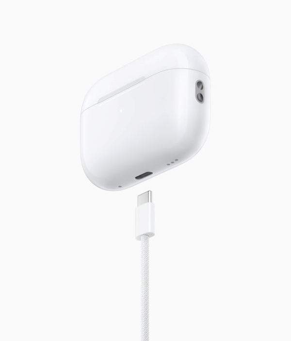 O case dos AirPods 2 Pro agora tem conexão USB-C, além de suportar carregamento sem fio.