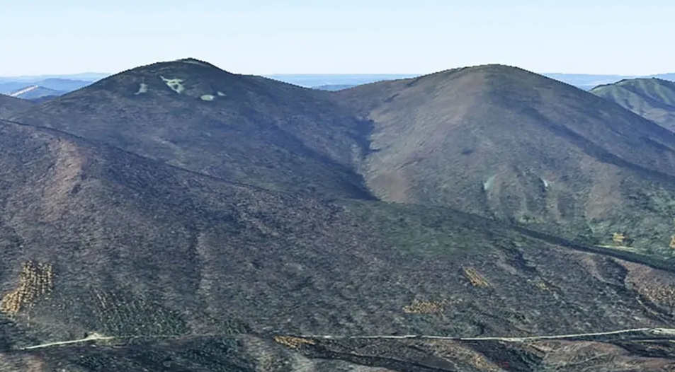 Após encontrarem rochas com deformações específicas, os cientistas conseguiram definir que foi um meteorito que caiu na montanha e dividiu os picos.