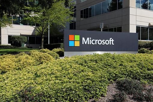 A pesar de las inversiones en IA, Microsoft planea eliminar las emisiones y el desperdicio de agua durante sus operaciones.