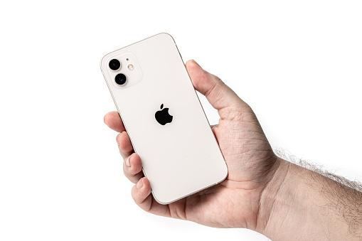 A Apple liberou a atualização que corrige o excesso de emissão de radiação do iPhone 12.