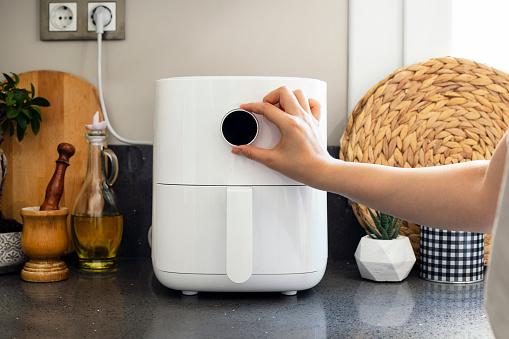 The highly practical airfryer allows consumers to regulate temperature and cooking time.  (GettyImages/Reproduction)