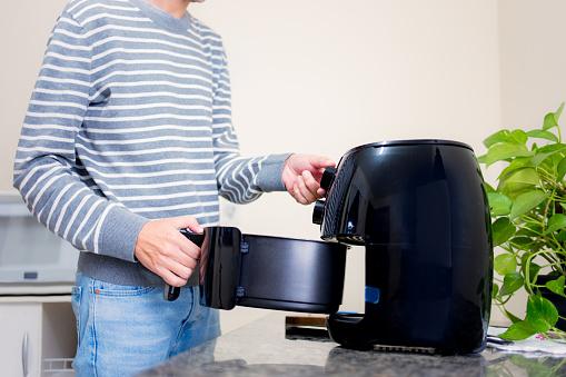 People who don't know how to cook or are too lazy to prepare their meals can find an ally in the airfryer.  (GettyImages/Reproduction)