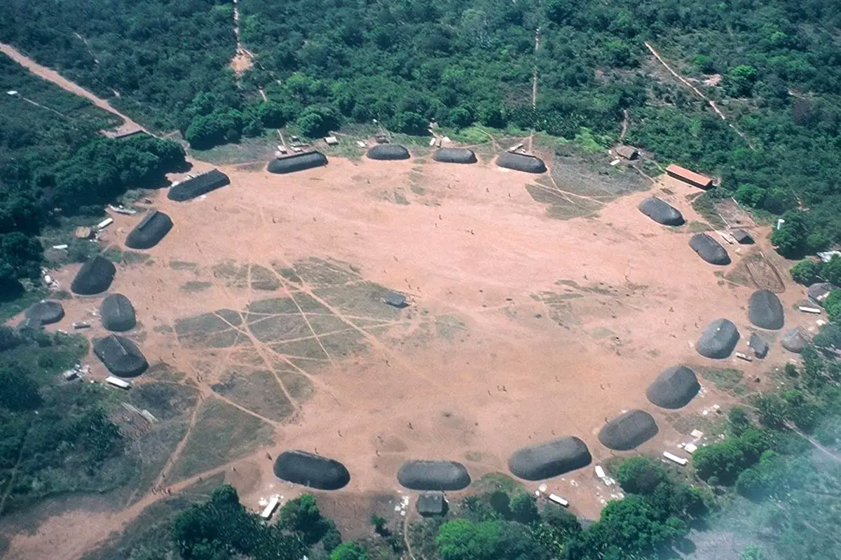 A terra escura se concentra no meio da aldeia e também nas bordas.