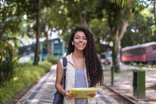 Mais de 40 universitários foram selecionados para participar do programa intensivo de 18 meses.