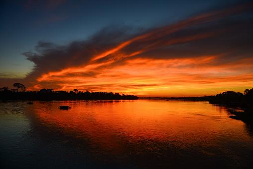 No pôr do sol você observará a diferença de incidência solar. Ao leste, o céu já estará escuro, enquanto a oeste, ainda haverá incidência de luz.