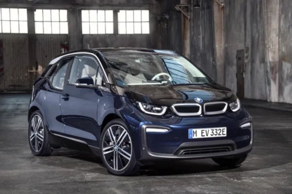 BMW i3 BEV tem porta-malas de 260 litros.