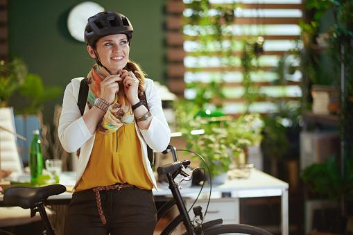 Ir de bicicleta para o trabalho, além de funcionar como uma atividade física também contribui com o meio ambiente. 