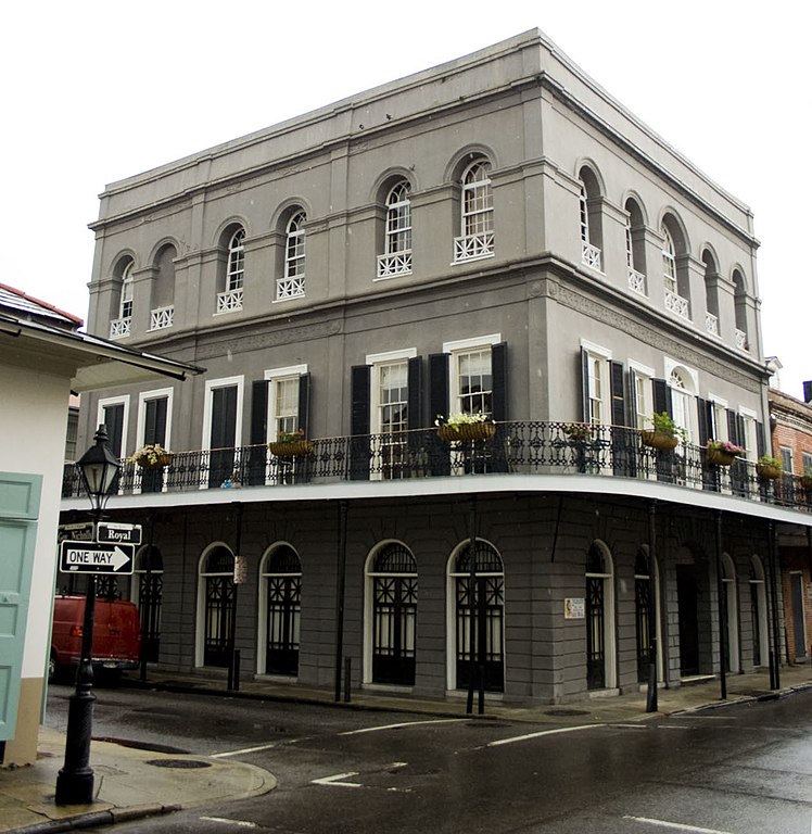  Nicolas Cage comprou uma mansão em Nova Orleans, por ser considerada assombrada. (Fonte: WikimediaCommons/Reprodução)