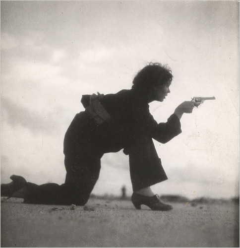 Foto de Gerda Taro de uma combatente praticando durante a guerra civil espanhola. (Fonte: WikimediaCommons/Reprodução)