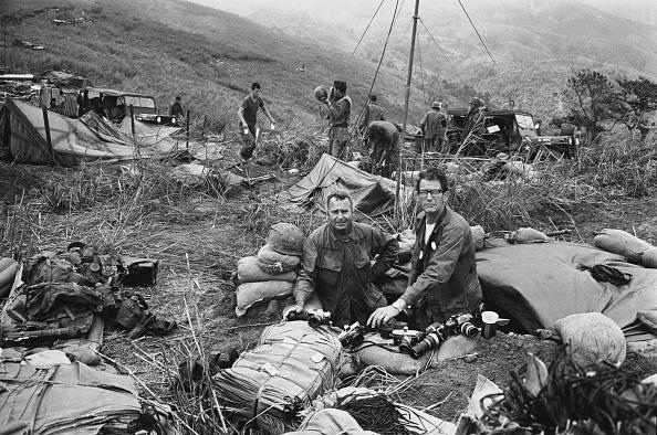 Larry Burrows (à direita) durante a guerra do Vietnã. (Fonte: GettyImages/Reprodução)