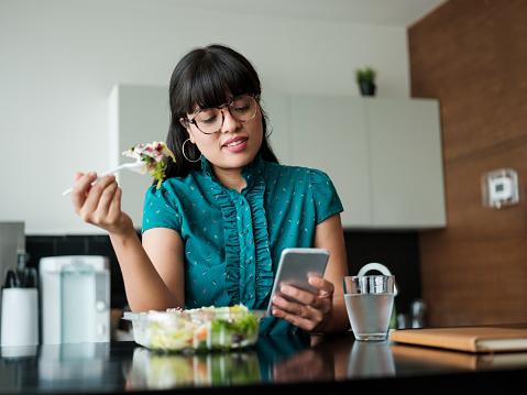 Deixar o celular de lado enquanto come é um dos passos para realizar um detox digital.