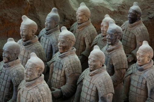 Qin Shin Huang é conhecido por ter seu corpo guardado por estátuas feitas em tamanho real. (Fonte: Getty Images)