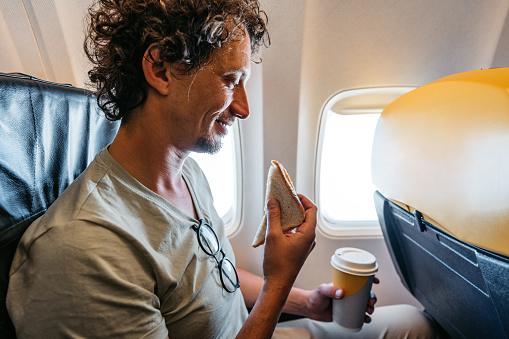 Comer durante o voo pode ser uma estratégia para evitar dores de ouvido. (Fonte: Getty Images)