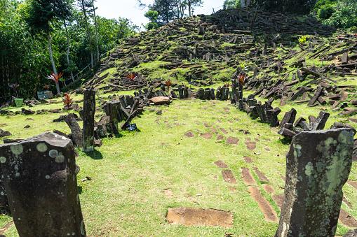 Gunung Padang está relativamente próxima de outros sítios megalíticos famosos na Indonésia. (Fonte: Getty Images/Reprodução)