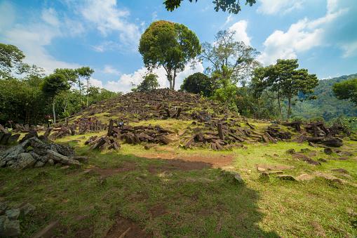 Evidências indicam que Gunung Padang é a pirâmide mais antiga já construída pelo homem. (Fonte: Getty Images/Reprodução)
