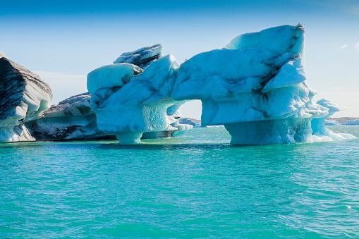 Com o aquecimento global, os icebergs estão se tornando um perigo maior para a navegação.