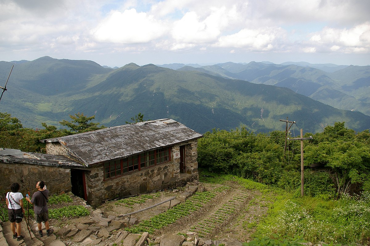 Visitantes da montanha Tianyu, localizada na China, terão menos dificuldade para alcançar pontos mais altos. (Fonte: Wikimedia/Reprodução)