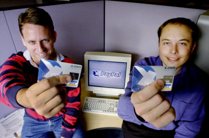 O investidor Peter Thiel (esquerda) e Musk (direita) e um dos seus primeiros sucessos, o PayPal.