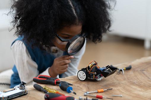 Brincadeiras de meninas também inclui esportes, ciências e raciocínio lógico.