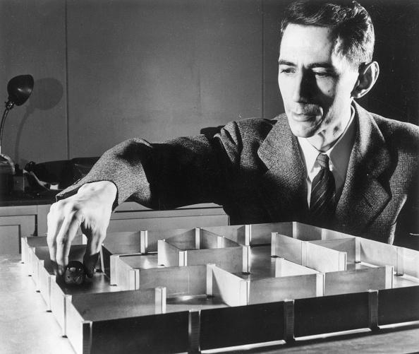 Claude Shannon e o primeiro experimento de aprendizagem de máquina.