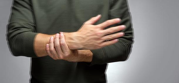 Entre outros sintomas, o Mal de Parkinson causa tremores involuntários e desquilíbrio, levando a quedas (Fonte: Getty Images/Reprodução)