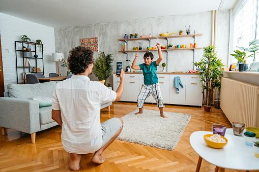 A relação com a internet deve ser pauta das conversas entre pais e filhos.