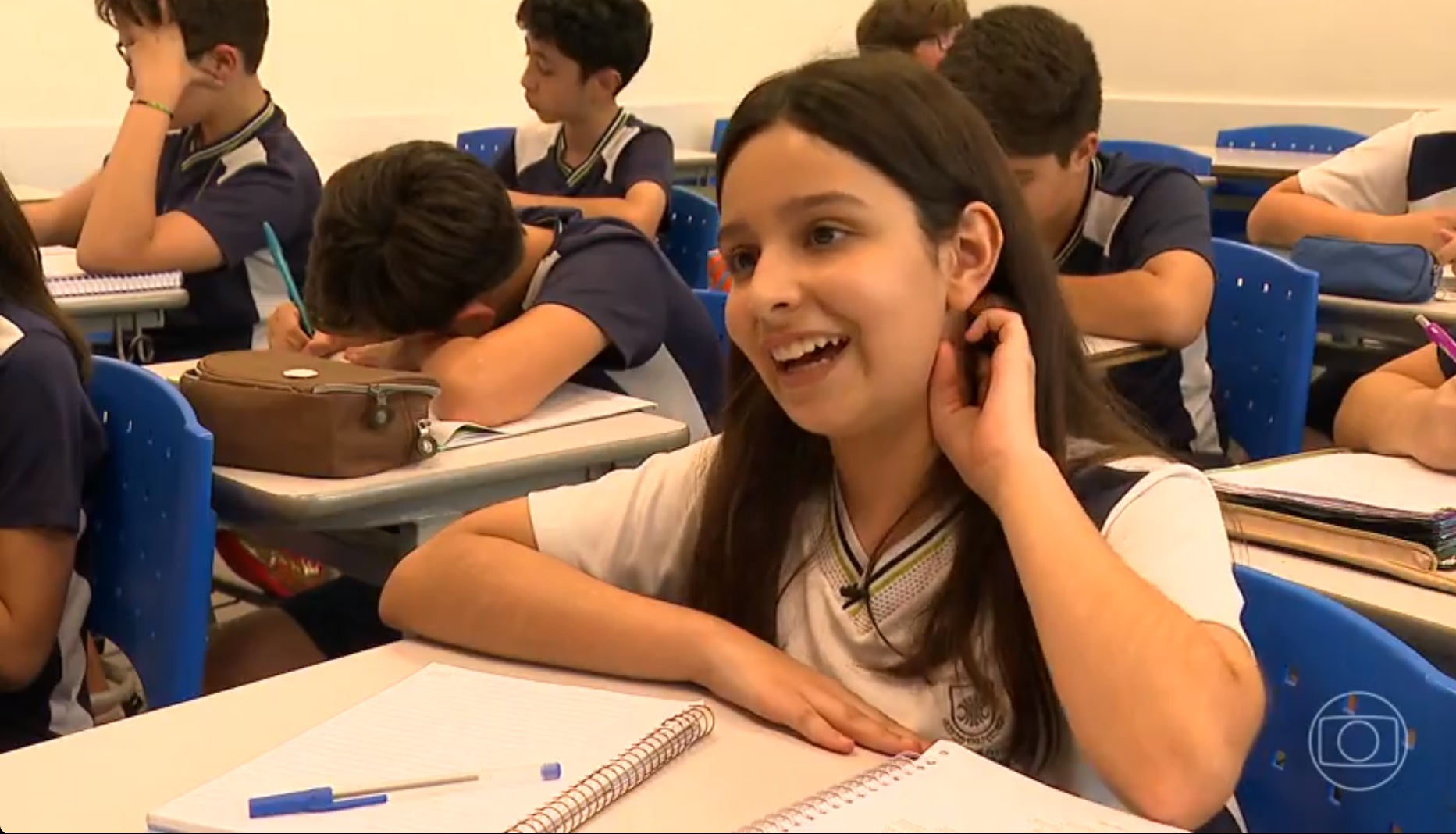 Júlia agrade ao professor por tê-la escutado. (Fonte: Jornal Nacional/ Divulgação)