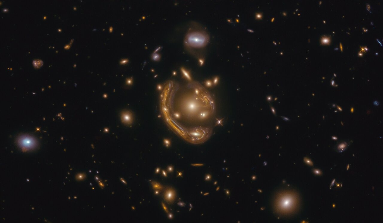 The gravitational lens of GAL-CLUS-022058 was taken with the NASA/ESA/Hubble Space Telescope.