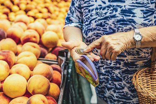 Salários baixos equivalem a poder de compra reduzido e menor giro da economia.