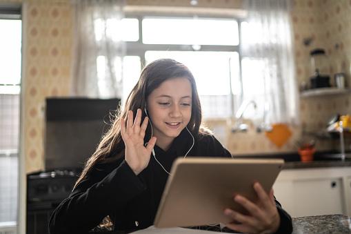 Crianças e adolescentes estão mais sujeitas a serem vítimas de roubo e violência na web.