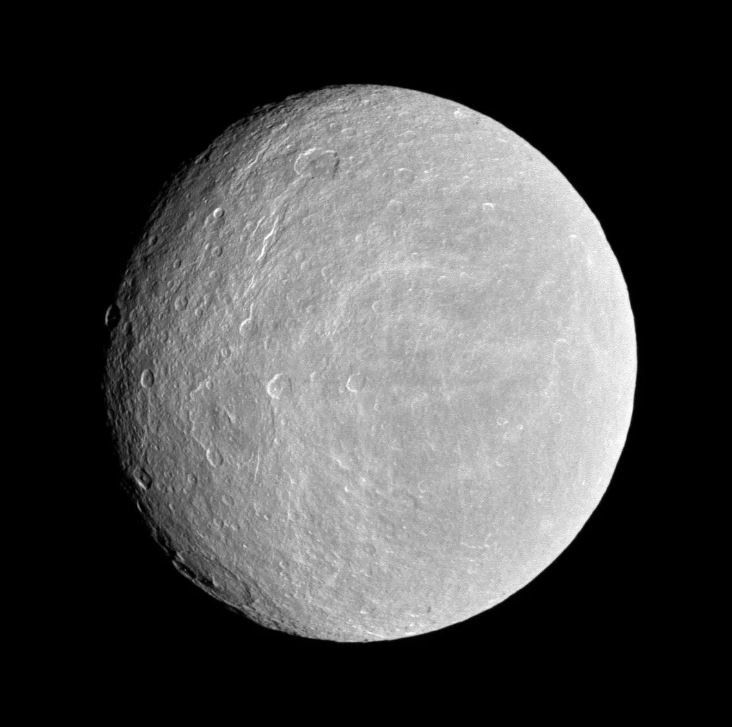 Segundo dados da sonda Voyager, Reia pode ser divida em duas regiões principais: uma com diversas crateras com mais de 40 quilômetros de diâmetro; e outra em um local polar com crateras menores que 40 quilômetros.
