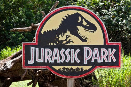 Jurassic Park e Jurassic World mostram encontros improváveis entre espécies de épocas diferentes. (Fonte: Getty Images / Reprodução)