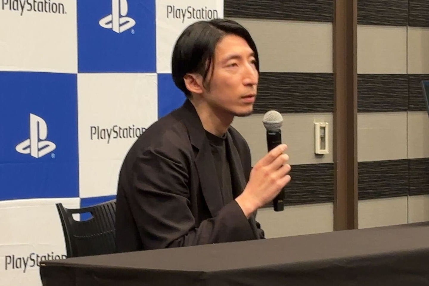 Yasuhiro Kitao, producteur de Sekiro : Shadows Die Twice et Bloodborne, en collaboration avec le partenaire PlayStation au Japon.