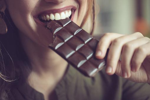 Quanto maior o teor de cacau do chocolate, mais benefícios ele pode trazer para a nossa saúde se consumido moderadamente. (Fonte: GettyImages/Reprodução)