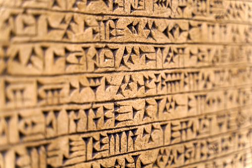 O acadiano era feito em escrita cuneiforme. (Fonte: GettyImages/ Reprodução)