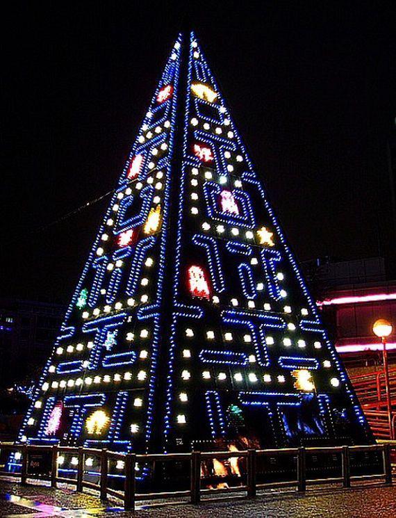 Árvore de natal temática do Pac-Man, em Madrid. (Fonte: Reprodução)