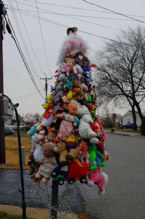 Você pode juntar vários brinquedos em uma estrutura para gerar uma árvore de Natal única. (Fonte: Reprodução)
