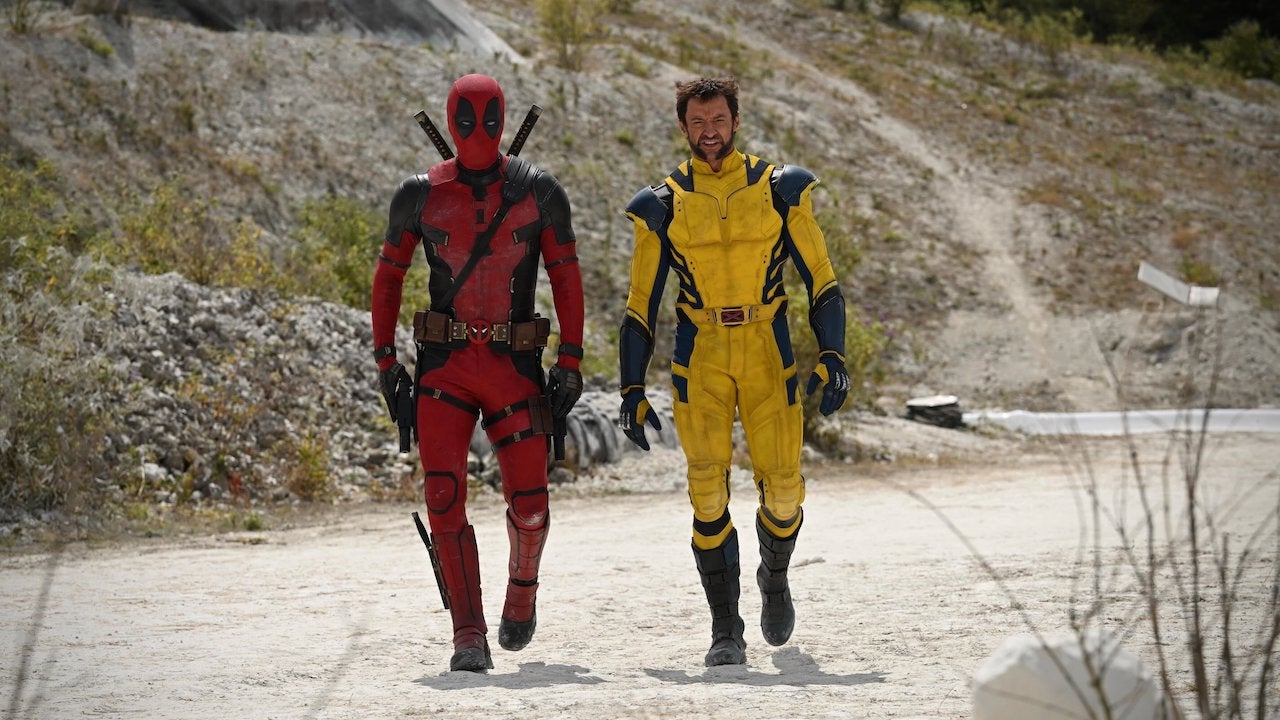 Imagem divulgada de Deadpool 3 apresentando os trajes dos personagens.