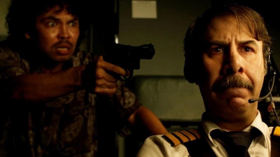 Os atores Danilo Grangheia e Jorge Paz interpretaram, respectivamente, o piloto e o sequestrador no filme. (Star Distribution Brasil/Reprodução)