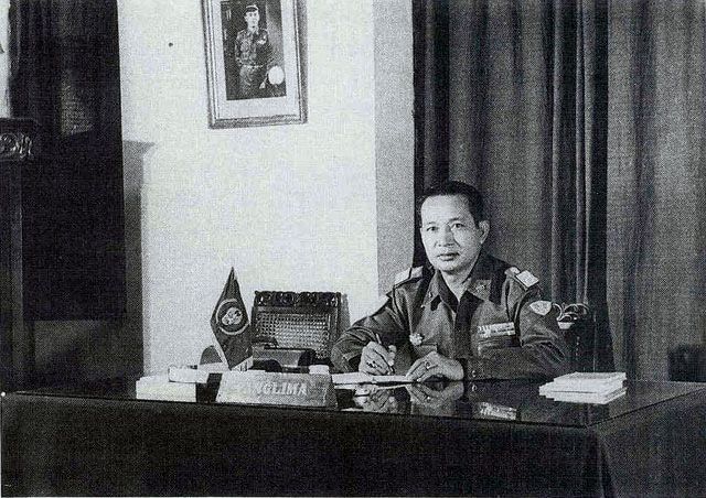 Suharto em seu escritório como chefe da Reserva Estratégica. (Fonte: Wikimedia Commons)