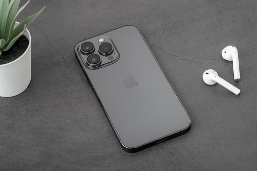 Apple AirPods 4 terá novo design e cancelamento de ruído, sugere rumor