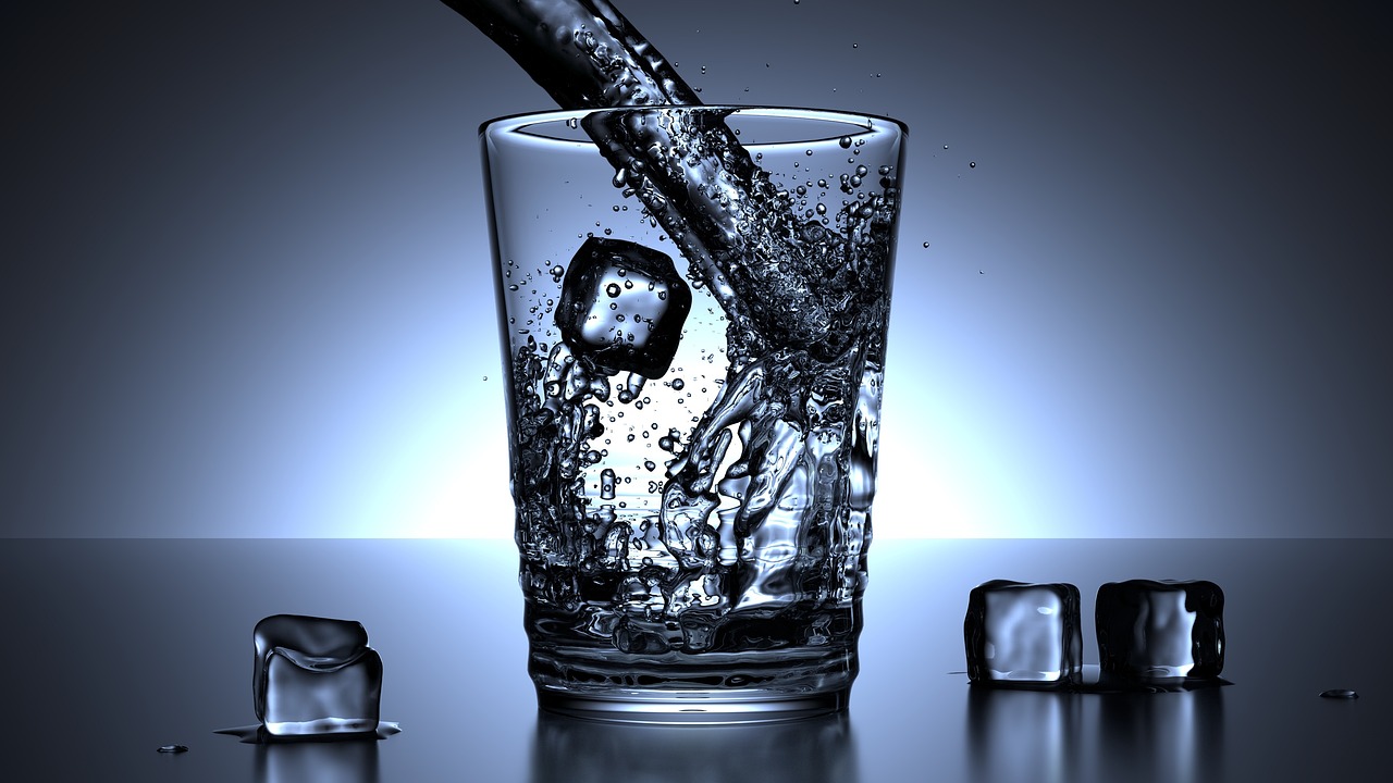 Água gelada. (Imagem: Pixabay)