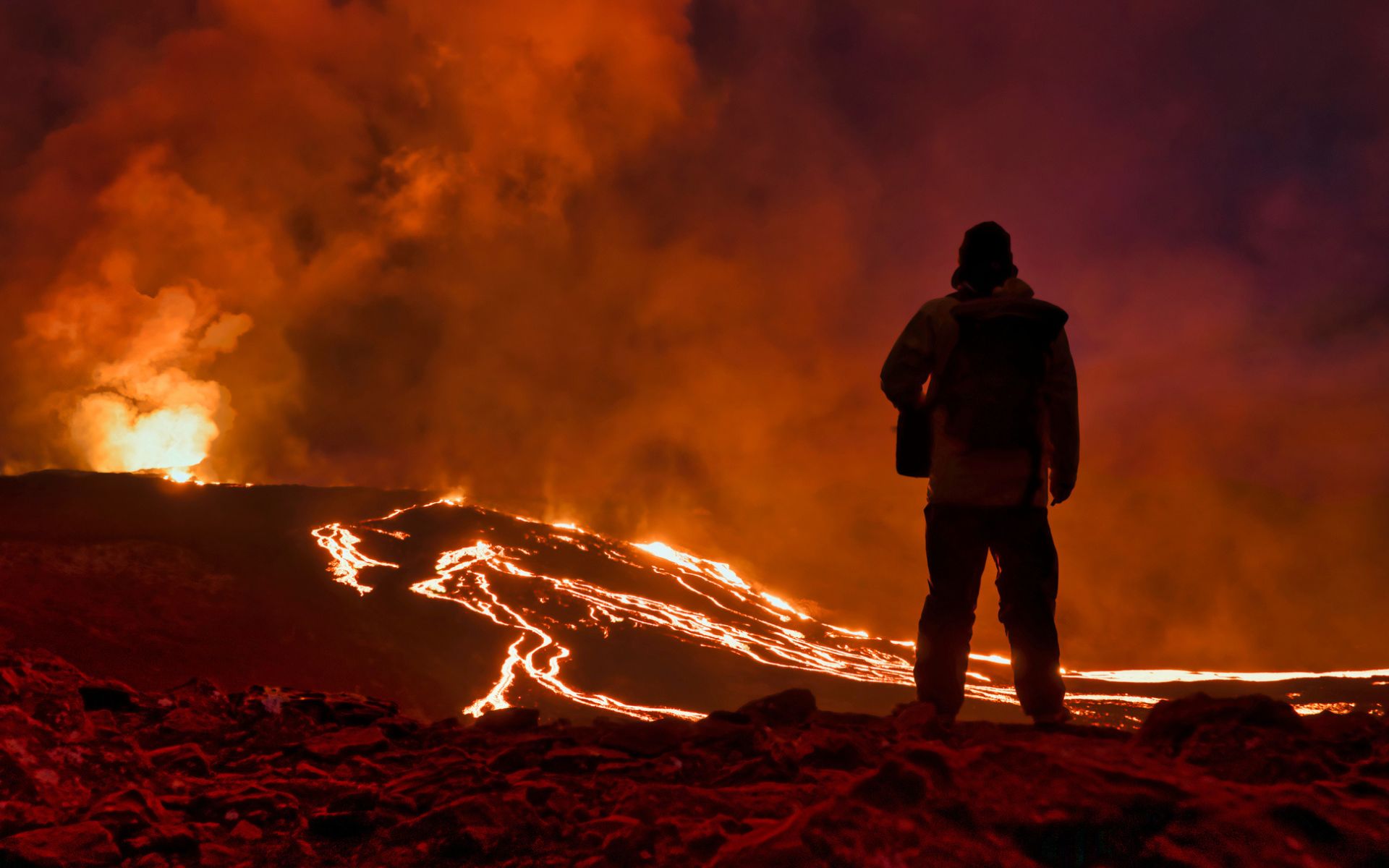 Após 500 terremotos em um dia, vulcão na Islândia entra em erupção