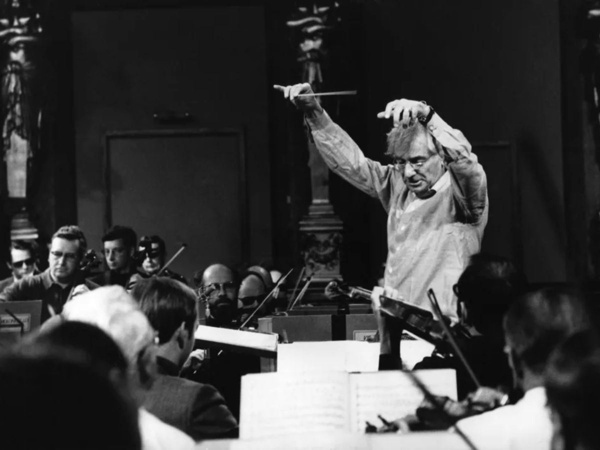 Bernstein se aposentou em 1990, mesmo ano de seu falecimento aos 72 anos.